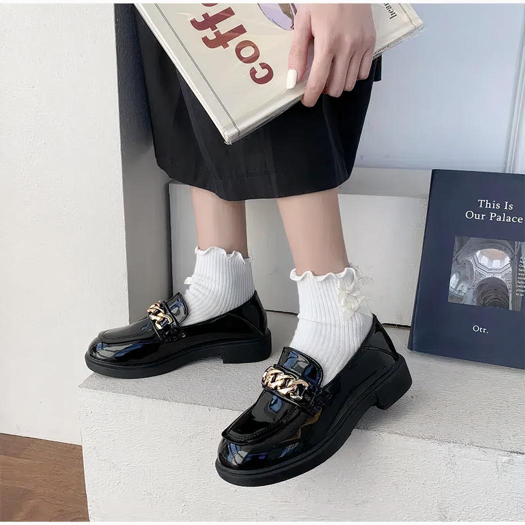 Mocassins vernis à petits talons et chaîne