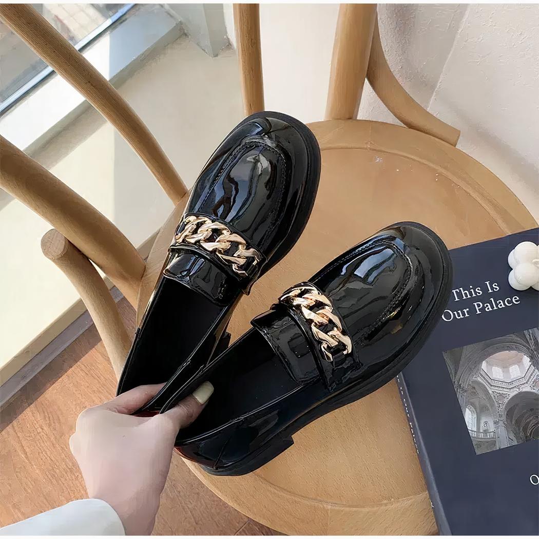 Mocassins vernis à petits talons et chaîne