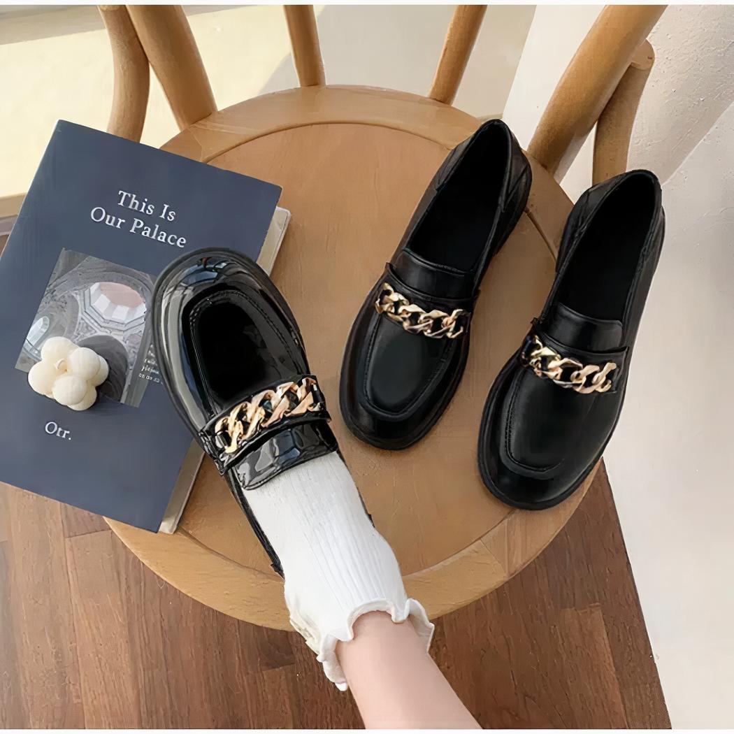 Mocassins vernis à petits talons et chaîne