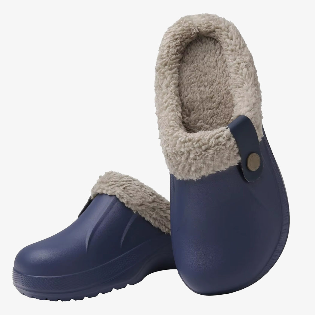 Paire de sabot fourre bleu marine en plastique l'un sur l'autre