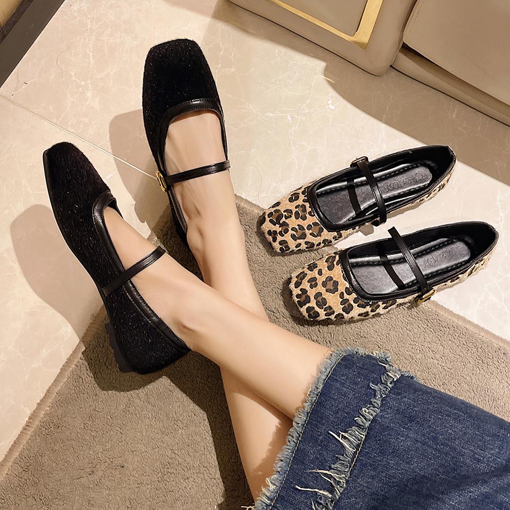 Mocassin style ballerine plate avec boucle sur le dessus