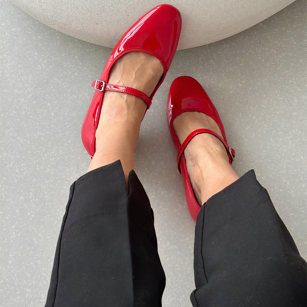 Mocassin ballerine en cuir vernis avec fine boucle sur le dessus du pied