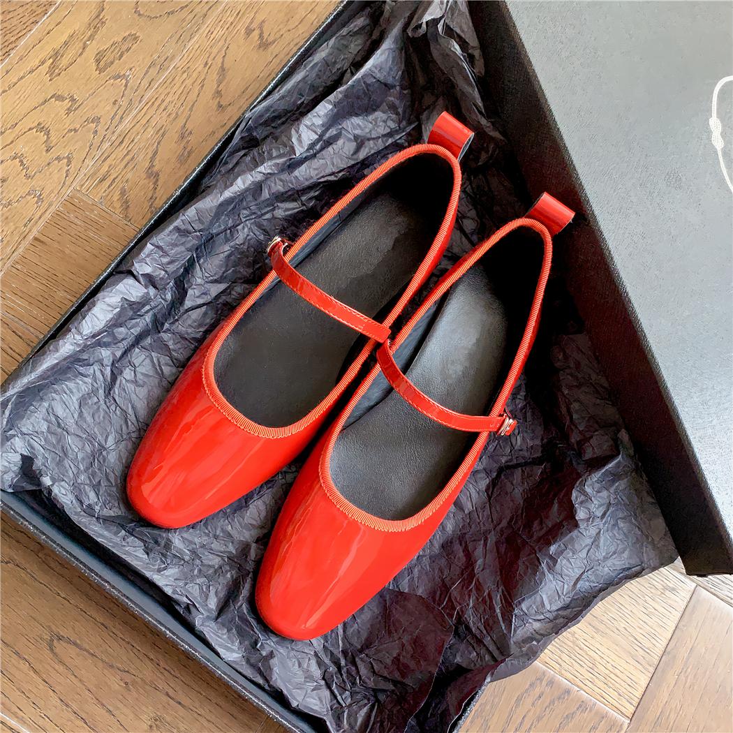 Mocassin ballerine en cuir vernis avec fine boucle sur le dessus du pied