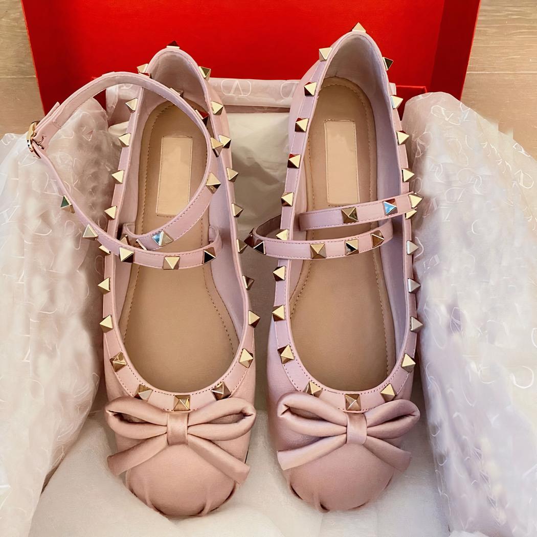 Mocassin ballerine en satin avec un petit nœud sur le devant et une boucle à la cheville