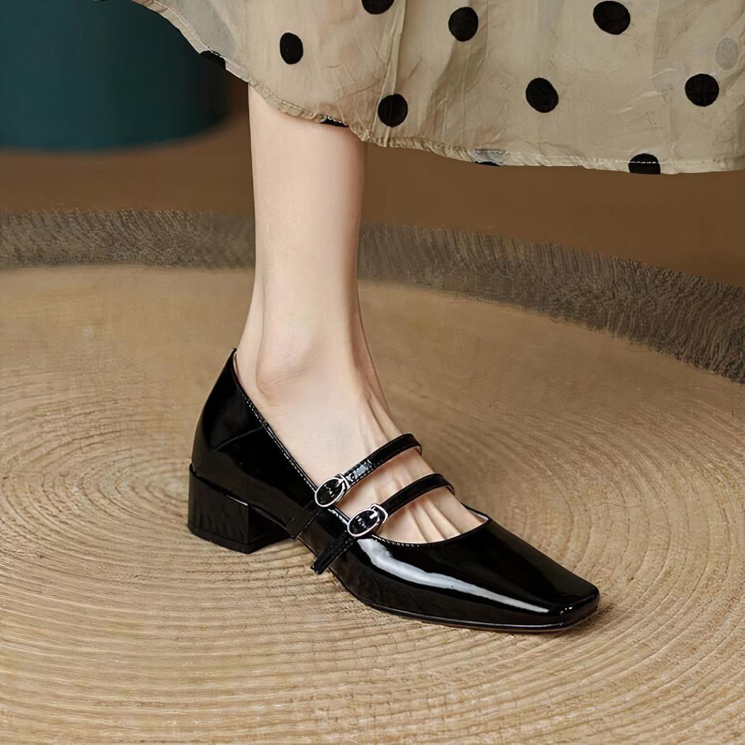 Mocassin ballerine avec deux boucles sur le dessus du pied et un petit talon carré