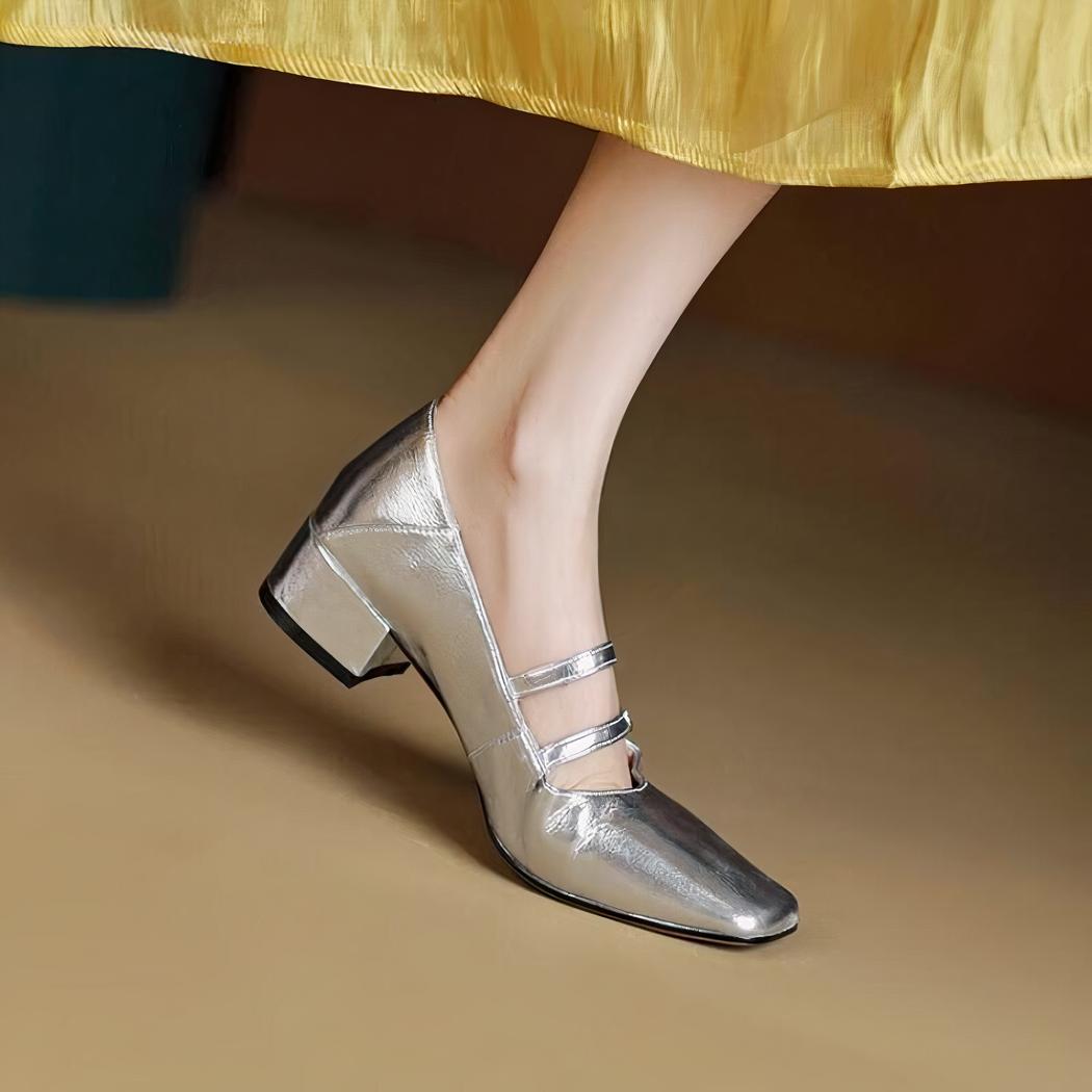 Mocassin ballerine avec deux boucles sur le dessus du pied et un petit talon carré