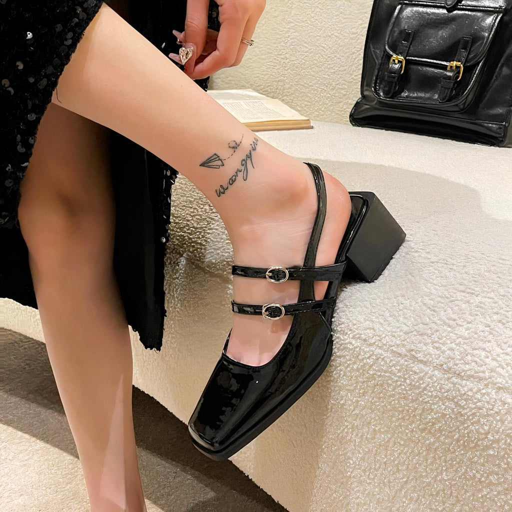 Mocassin style ballerine vernis avec deux boucles sur le dessus du pieds et une boucle au talon