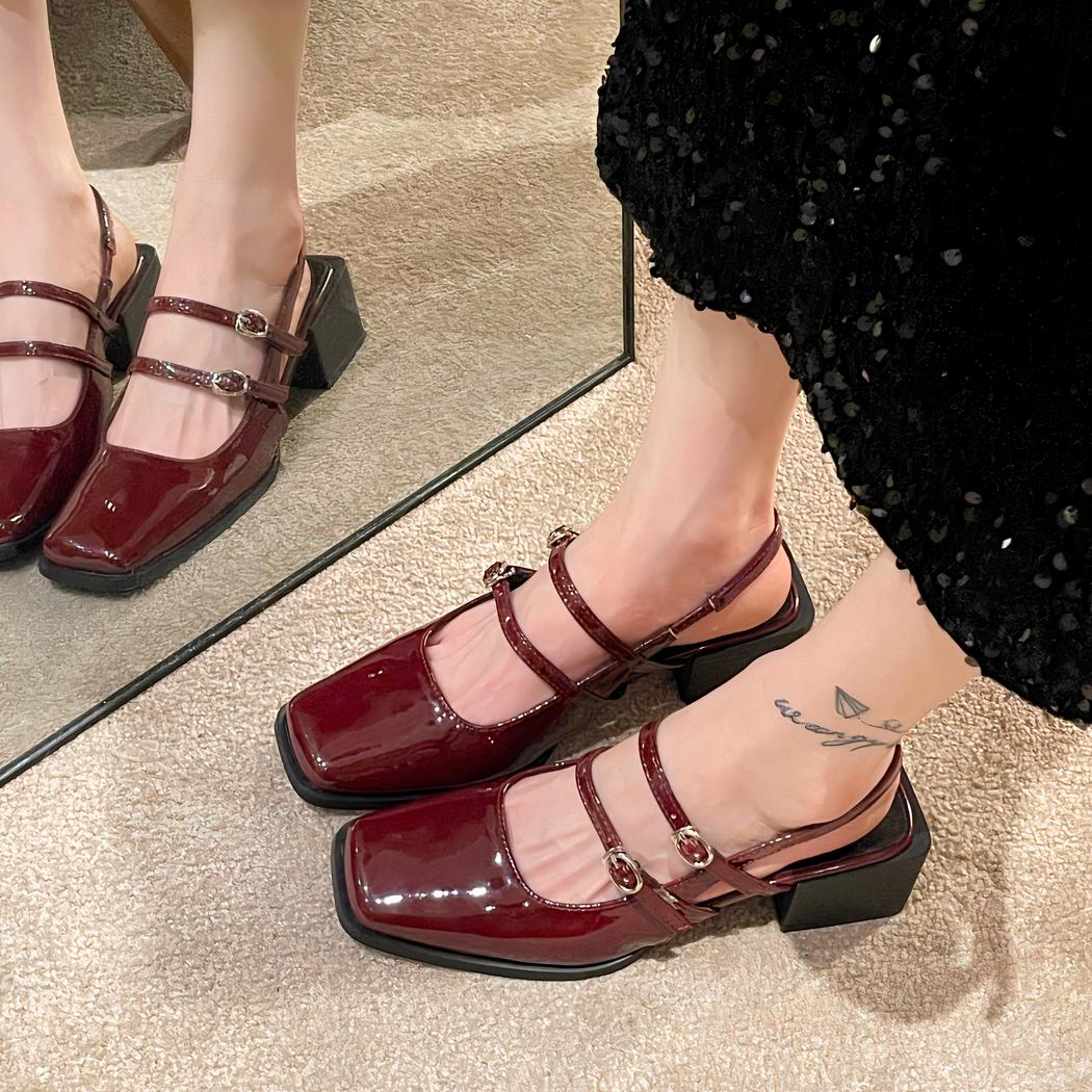Mocassin style ballerine vernis avec deux boucles sur le dessus du pieds et une boucle au talon