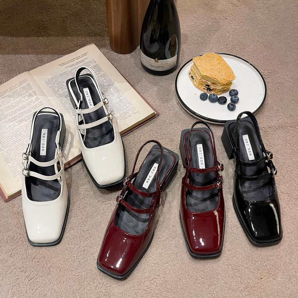 Mocassin style ballerine vernis avec deux boucles sur le dessus du pieds et une boucle au talon