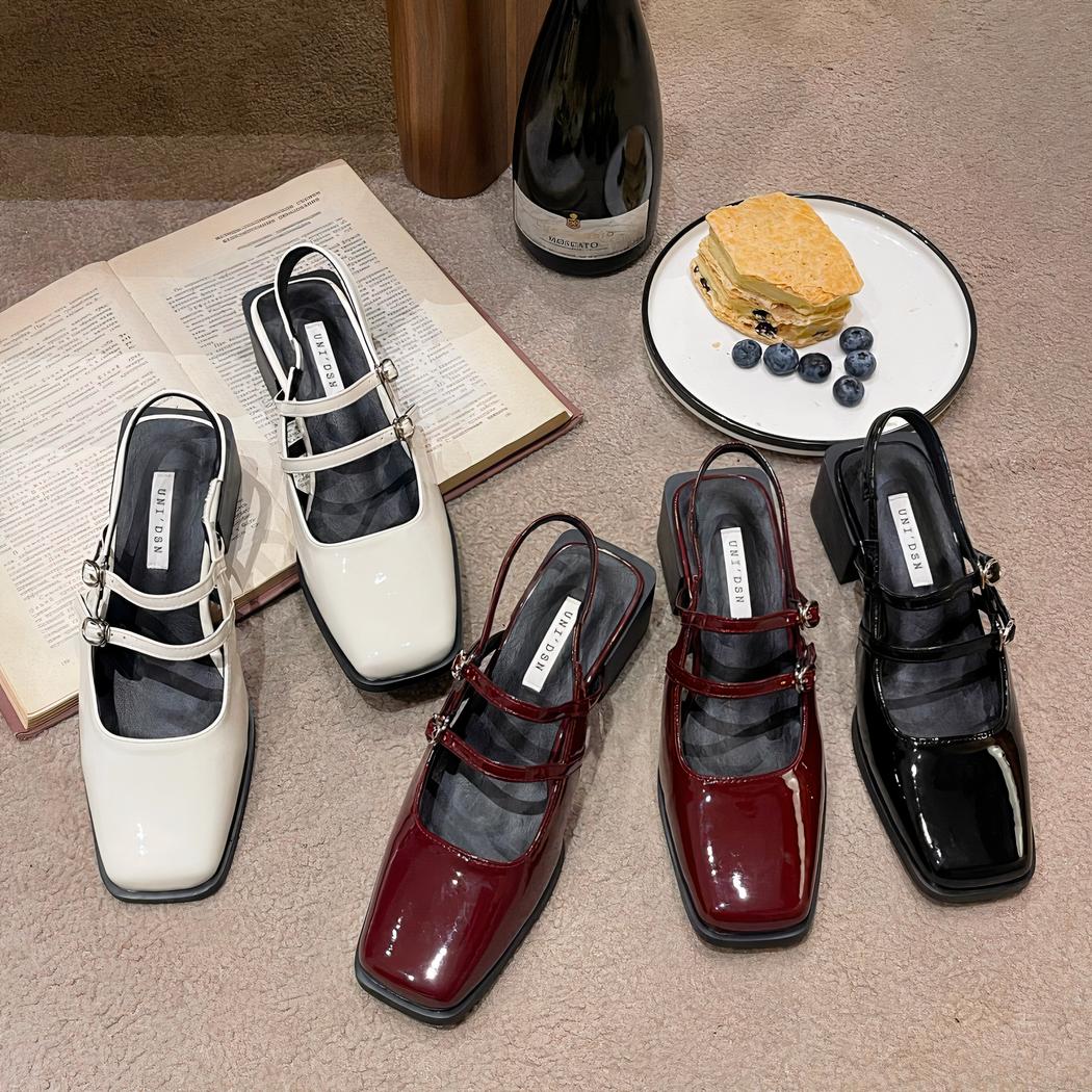 Mocassin style ballerine vernis avec deux boucles sur le dessus du pieds et une boucle au talon