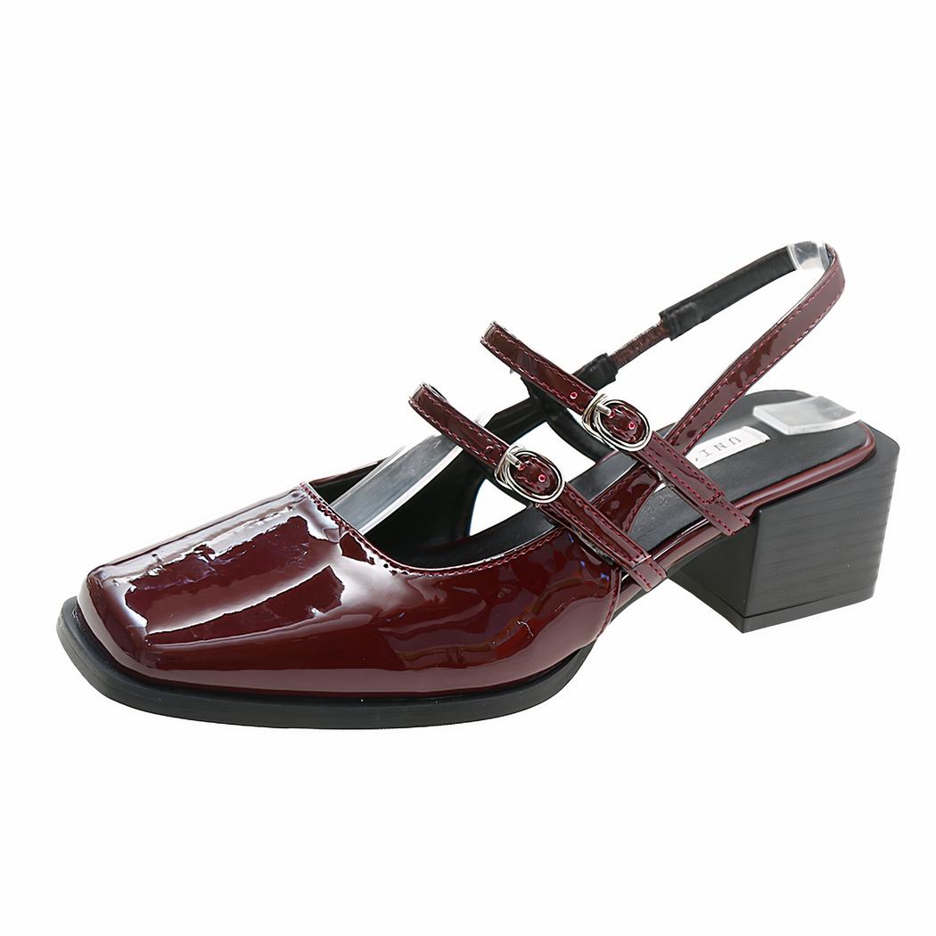 Mocassin style ballerine vernis avec deux boucles sur le dessus du pieds et une boucle au talon