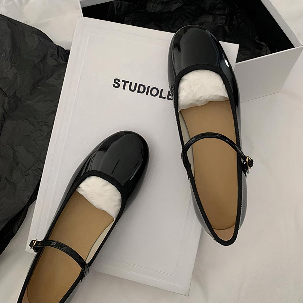 Mocassin ballerine vernis à bout rond avec boucle fine sur le dessus du pied