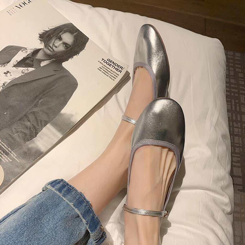 Mocassin ballerine vernis à bout rond avec boucle fine sur le dessus du pied