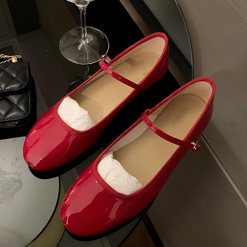 Mocassin ballerine vernis à bout rond avec boucle fine sur le dessus du pied