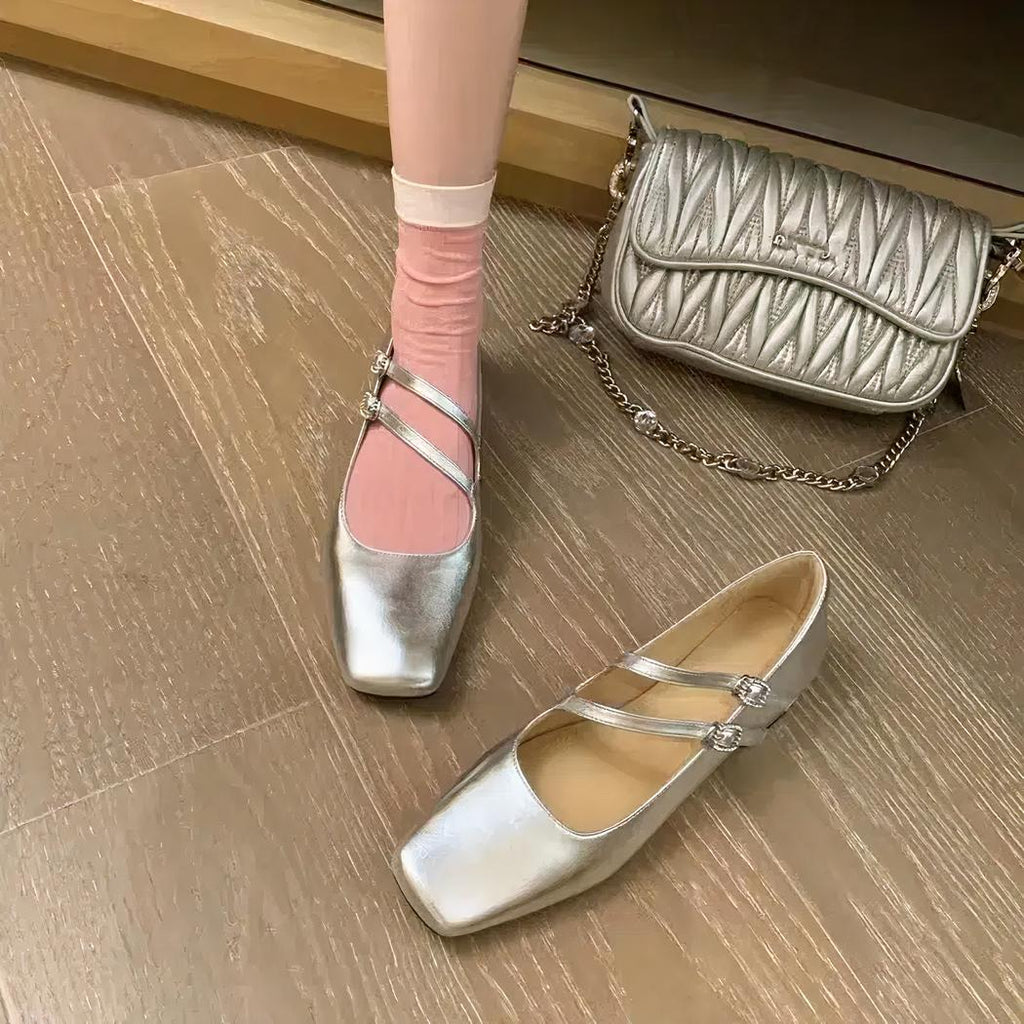 Mocassin ballerine vernis avec double boucles fines sur le dessus du pied