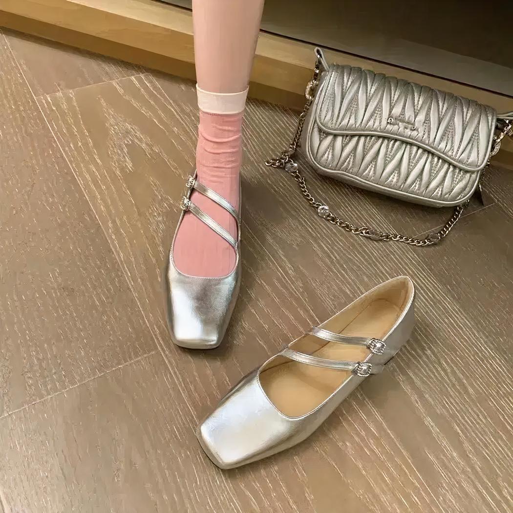 Mocassin ballerine vernis avec double boucles fines sur le dessus du pied