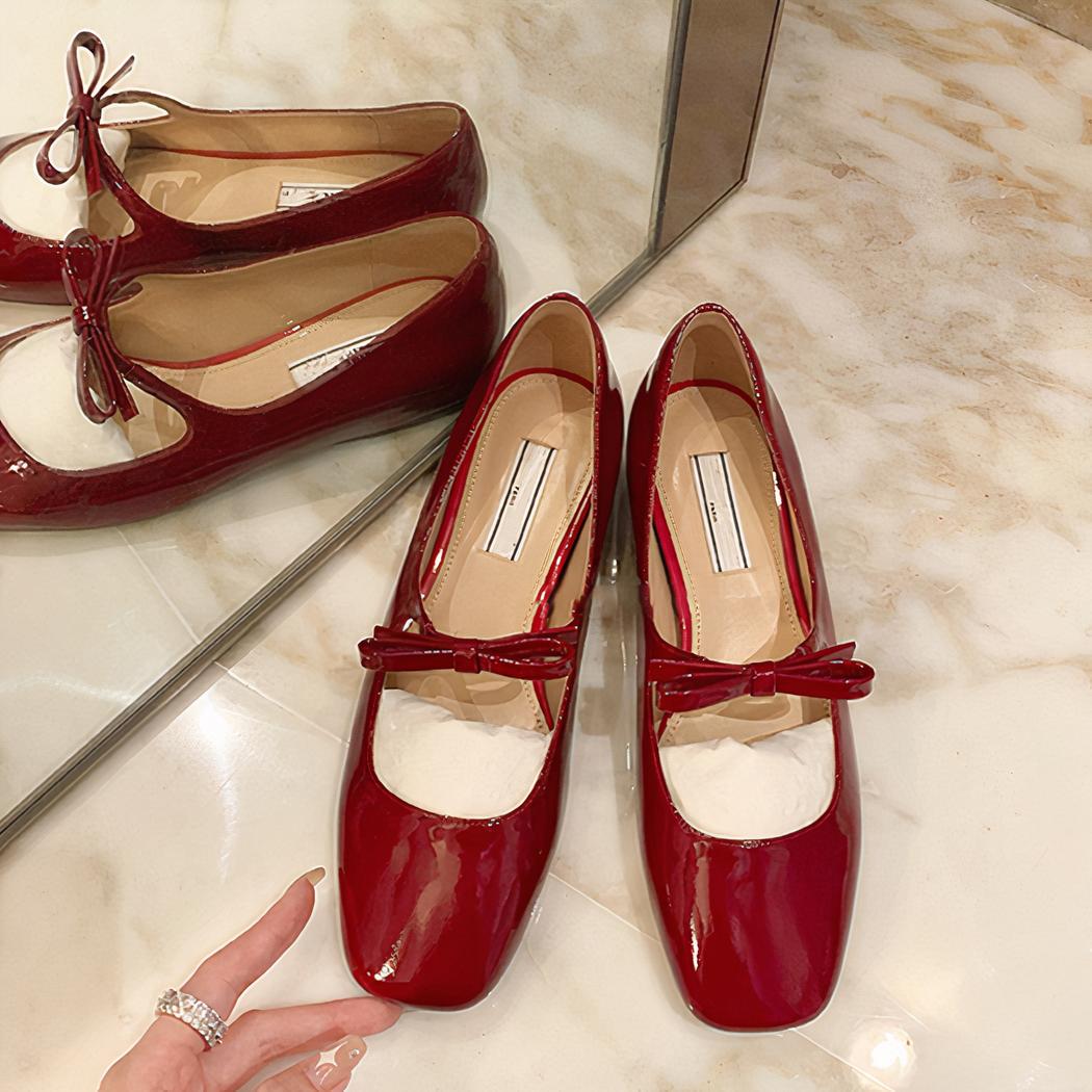 Mocassin mary janes à bout carré avec un petit nœud papillon qui passe sur la boucle au-dessus du pied