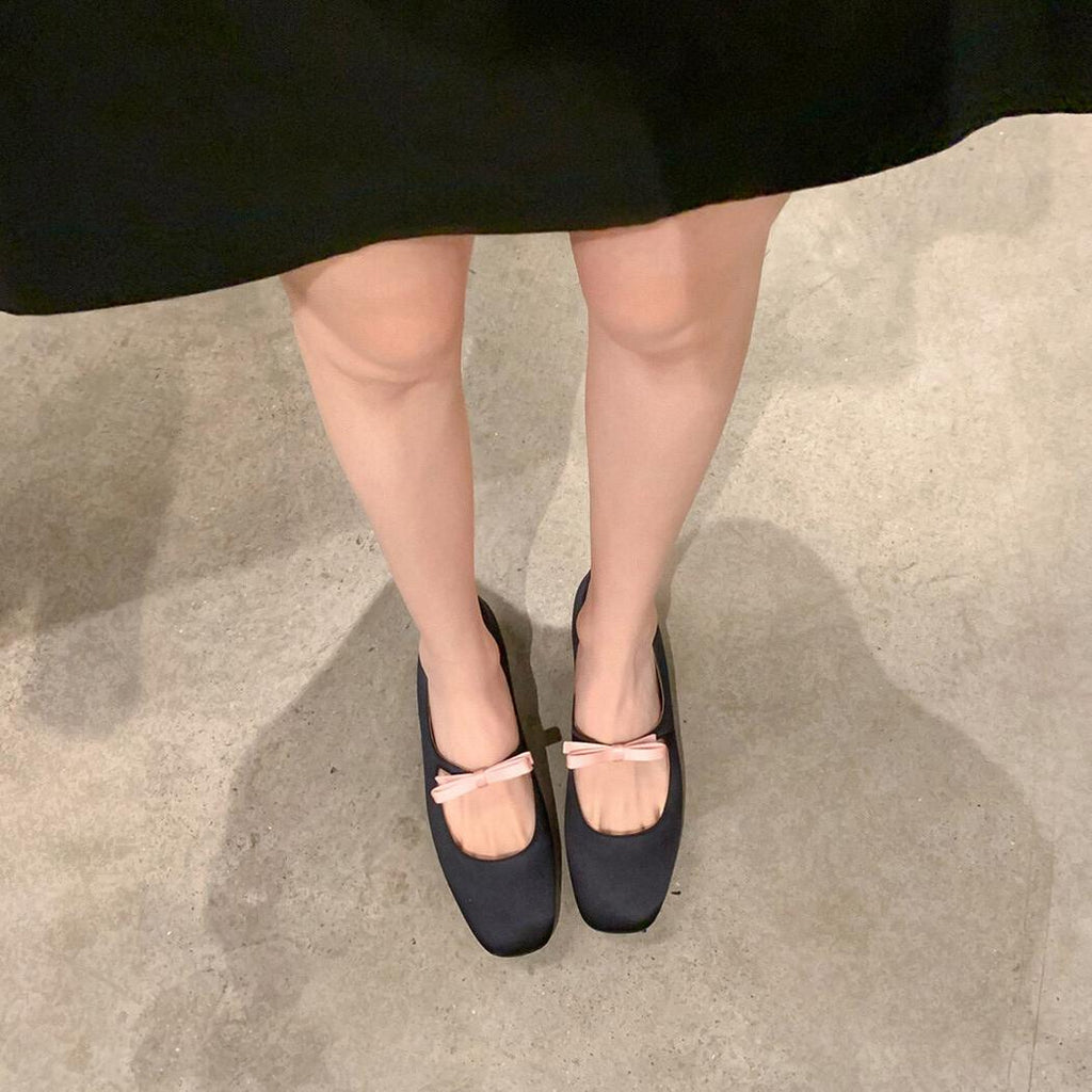 Mocassin mary janes à bout carré avec un petit nœud papillon qui passe sur la boucle au-dessus du pied