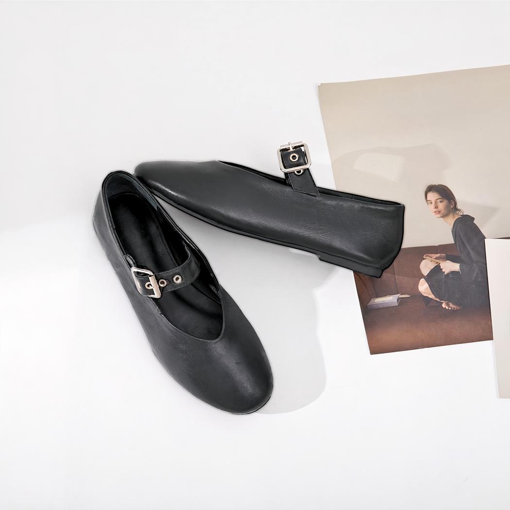 Mocassin mary janes noir style rock avec boucle réglable qui passe sur le dessus du pied.