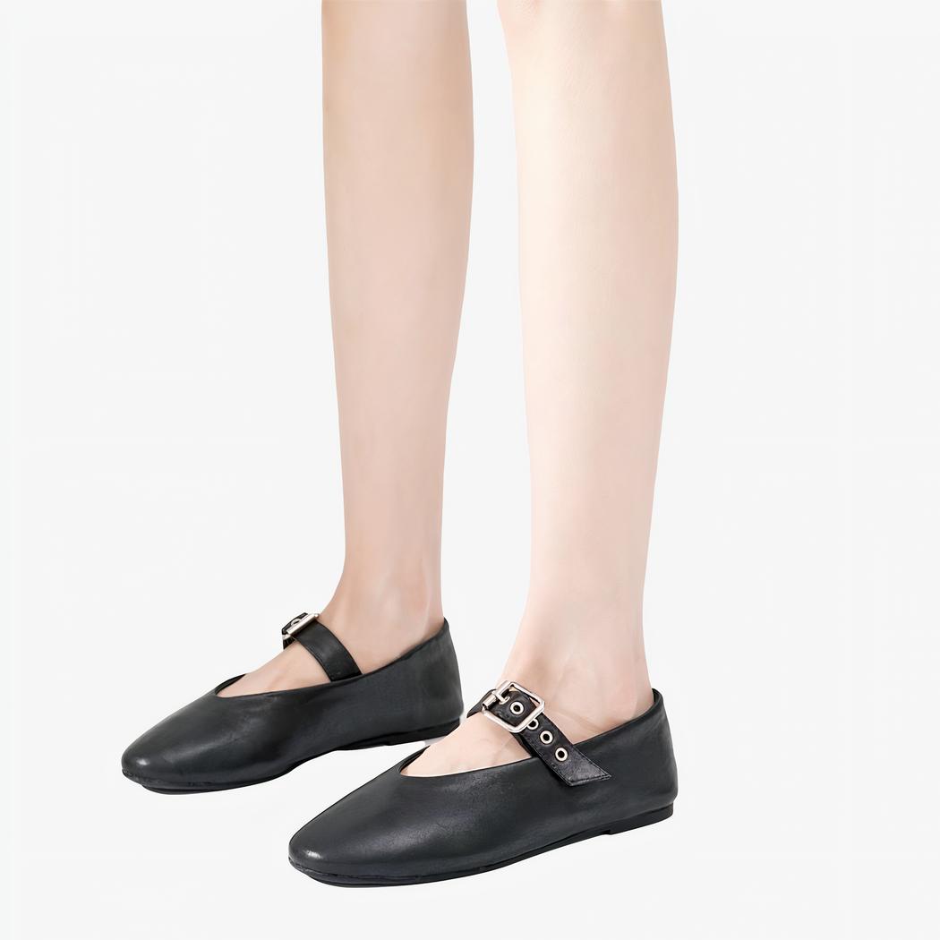 Mocassin mary janes noir style rock avec boucle réglable qui passe sur le dessus du pied.