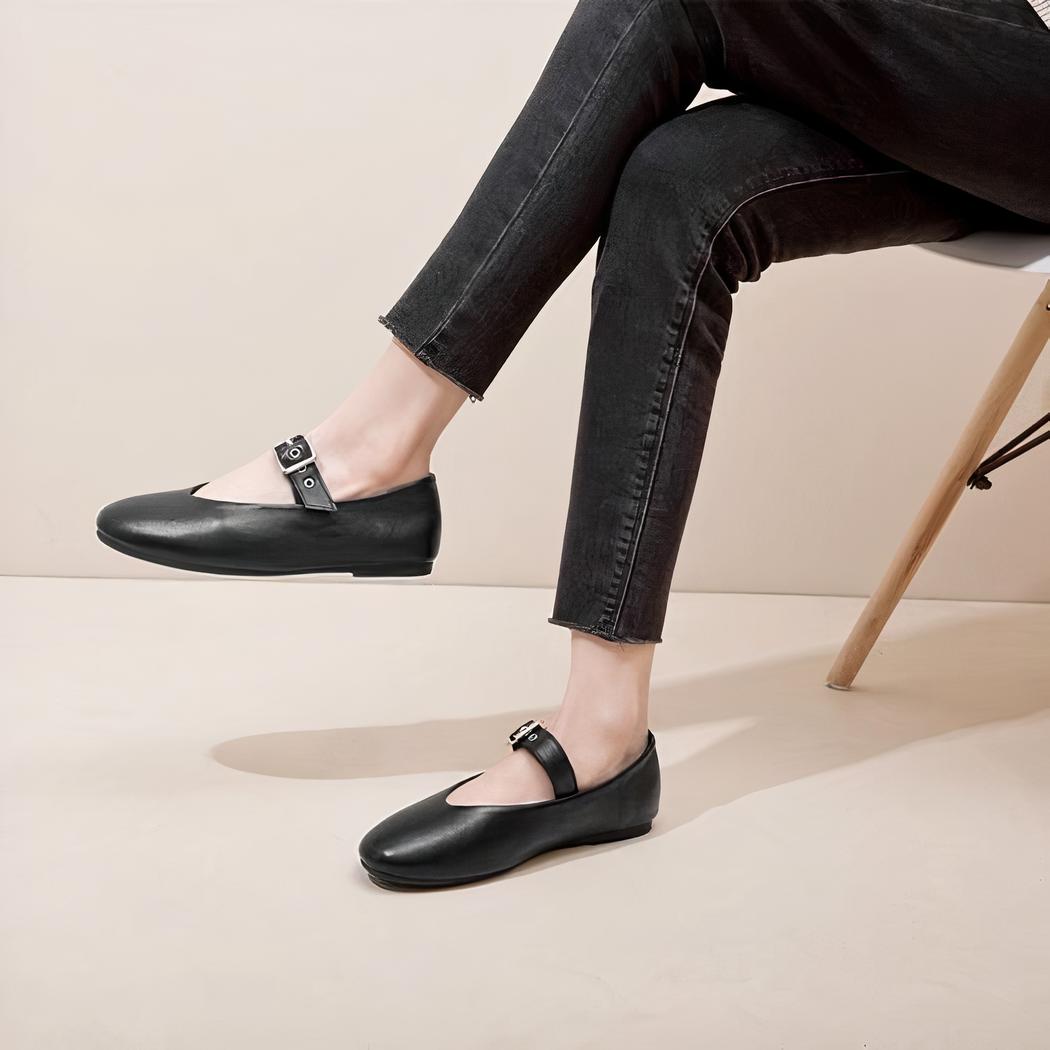 Mocassin mary janes noir style rock avec boucle réglable qui passe sur le dessus du pied.