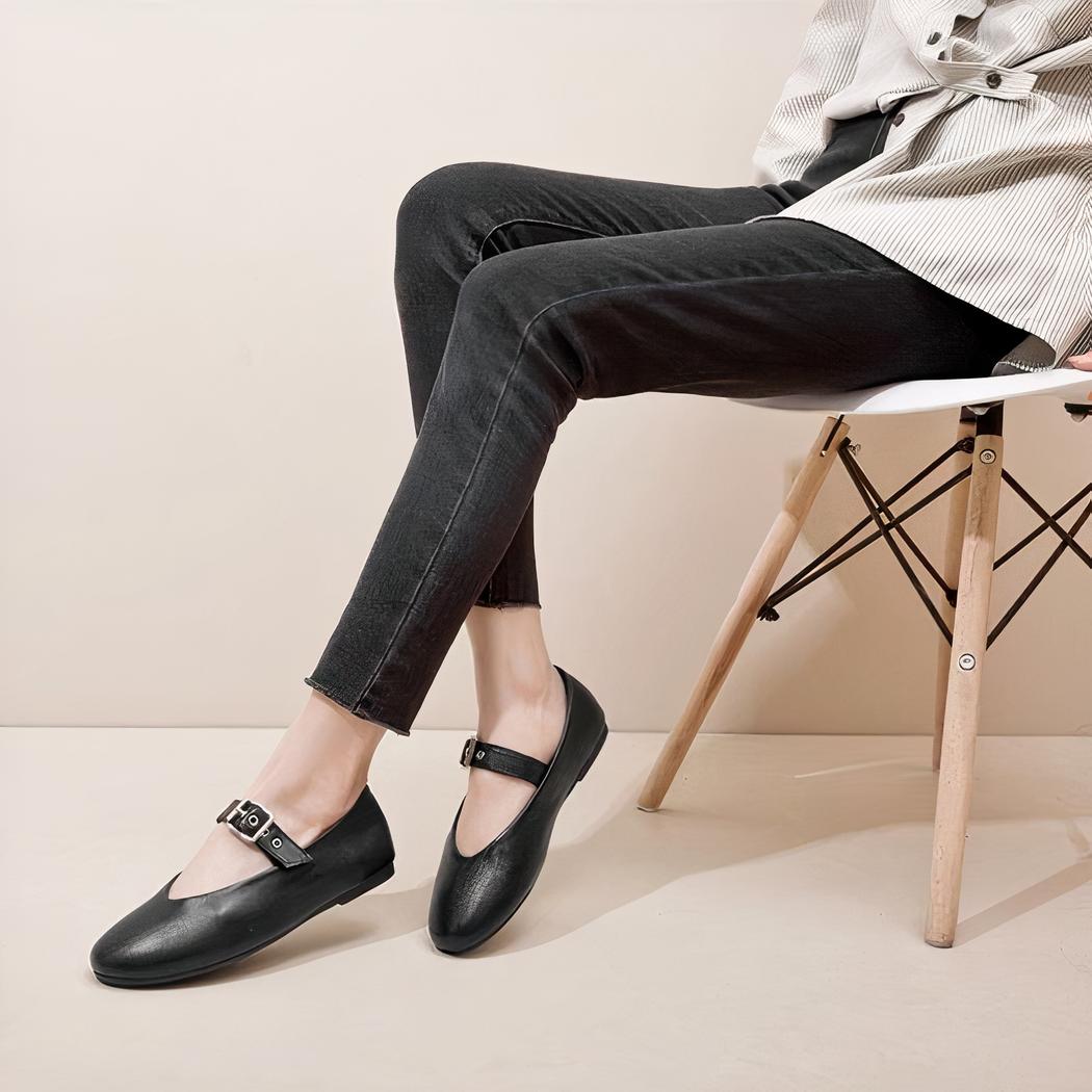 Mocassin mary janes noir style rock avec boucle réglable qui passe sur le dessus du pied.
