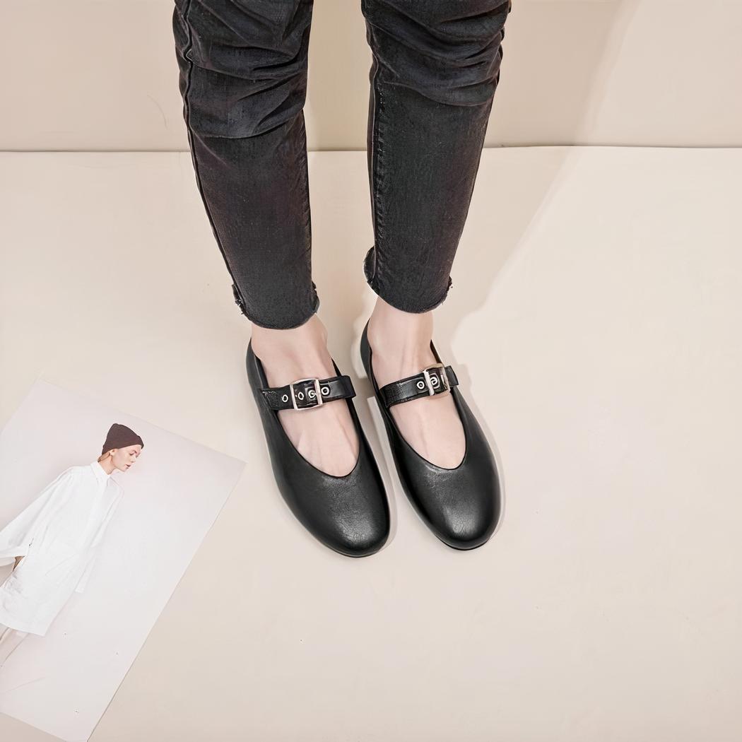Mocassin mary janes noir style rock avec boucle réglable qui passe sur le dessus du pied.