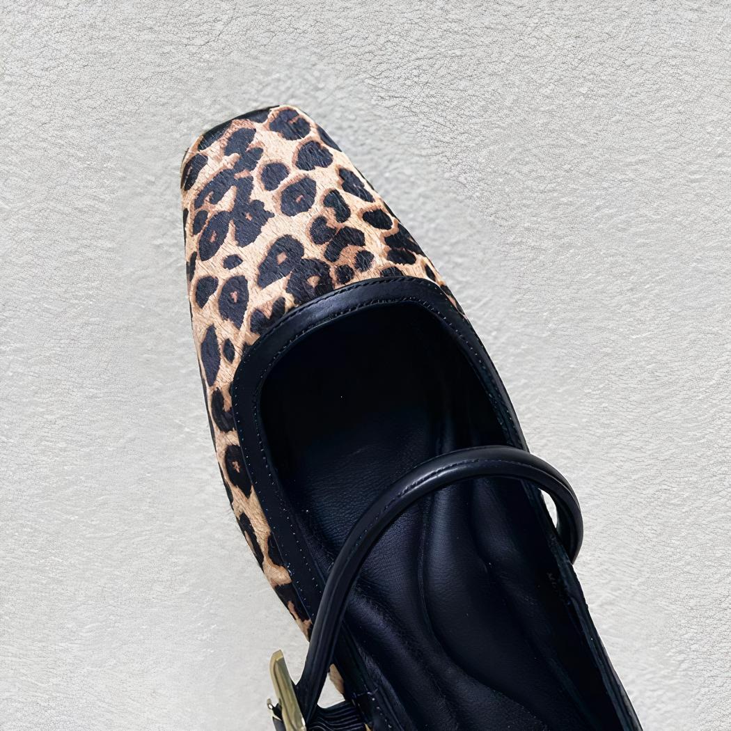 Mocassin style ballerine en motif léopard avec boucle dorée