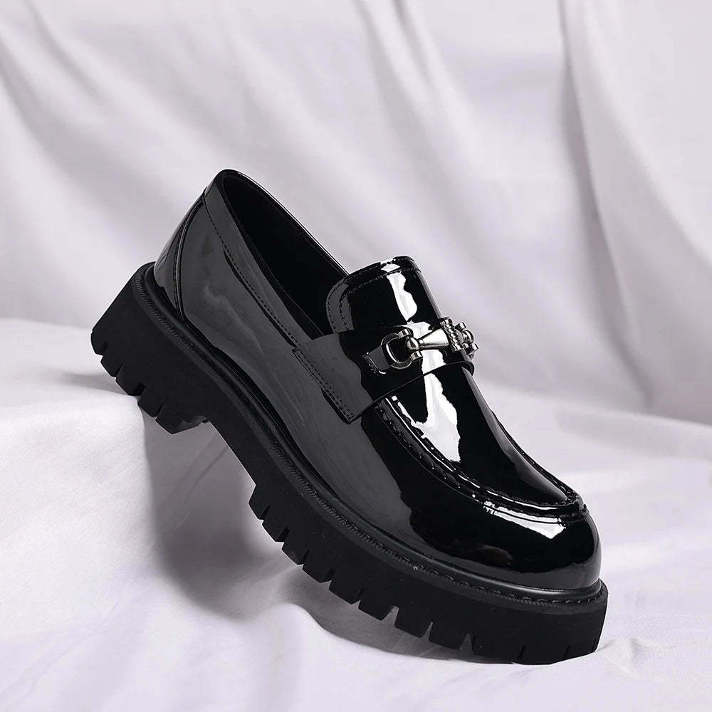 Mocassins noirs vernis à mors métallique pour homme