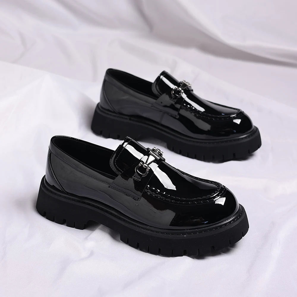 Mocassins noirs vernis à mors métallique pour homme