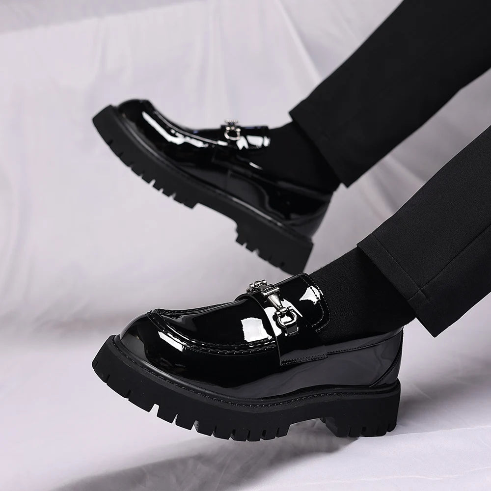 Mocassins noirs vernis à mors métallique pour homme