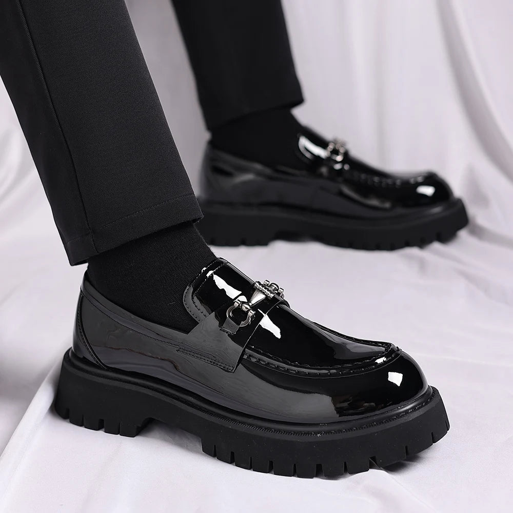 Mocassins noirs vernis à mors métallique pour homme