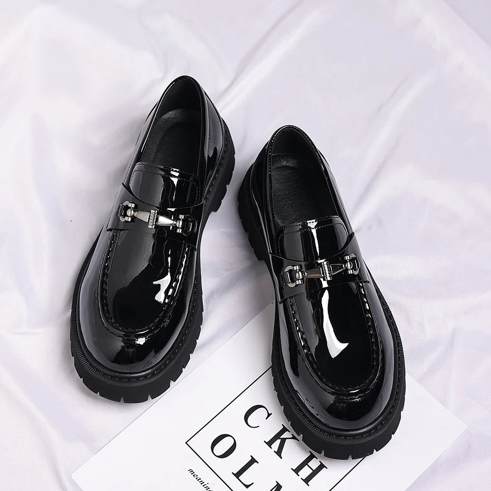 Mocassins noirs vernis à mors métallique pour homme