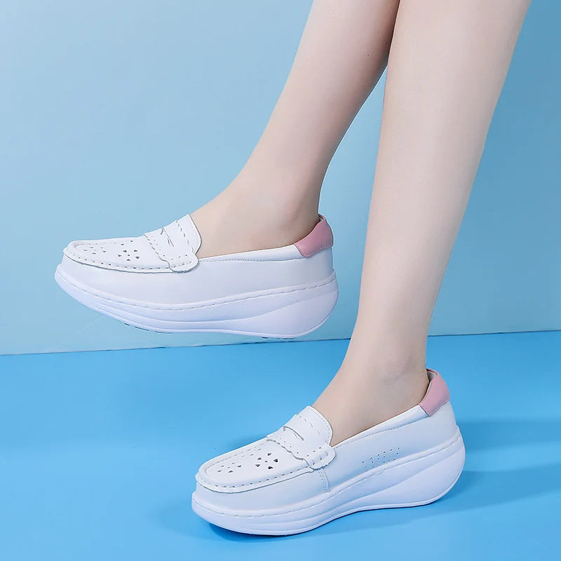 Mocassins blancs en cuir ajouré pour femme