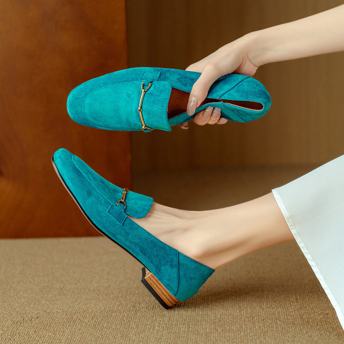 Mocassins en cuir à boucle métallique pour femme