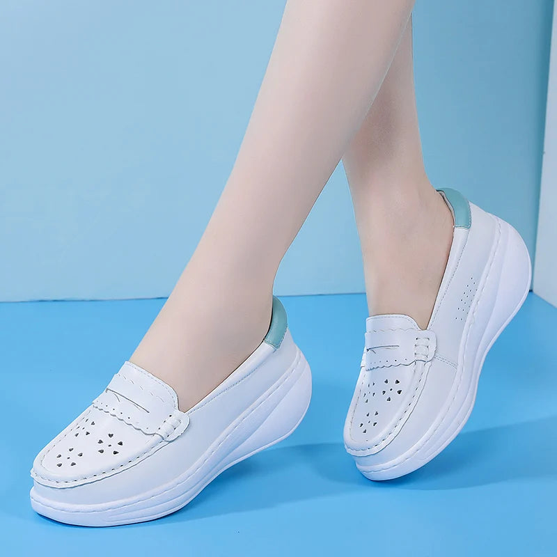 Mocassins blancs en cuir ajouré pour femme