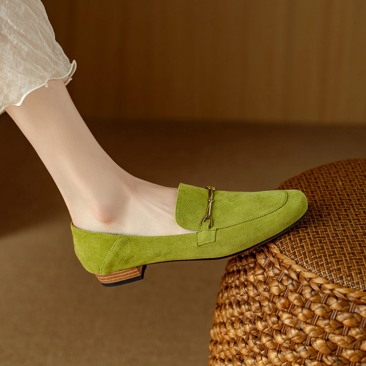 Mocassins en cuir à boucle métallique pour femme