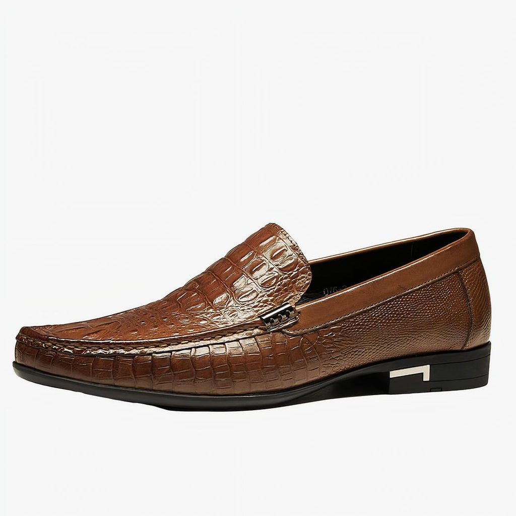 mocassin en cuir marron poser sur un fond blanc