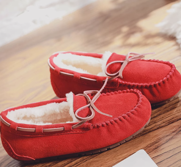Mocassins en daim fourrés, alliant élégance et confort avec une doublure douce et chaude idéale pour l'hiver.