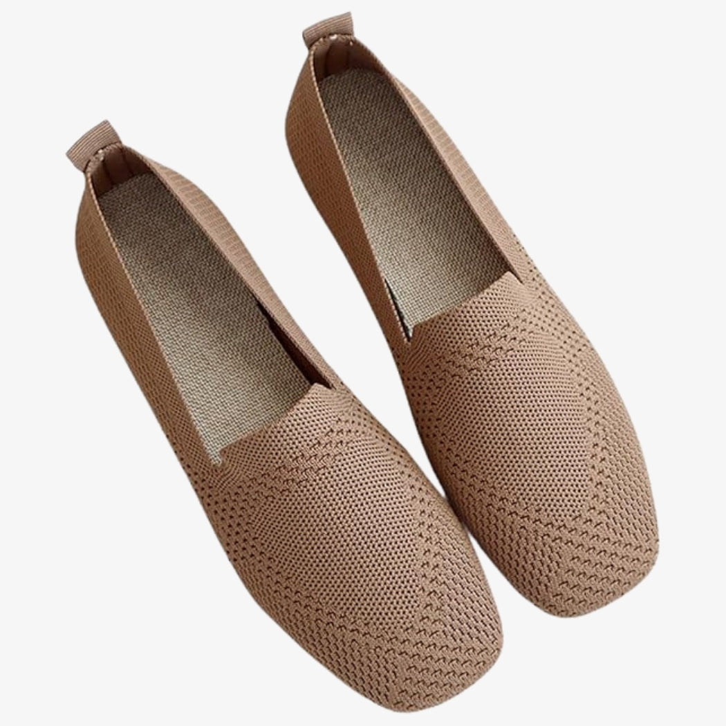 Paire de mocassins en tissu beige, sur fond clair