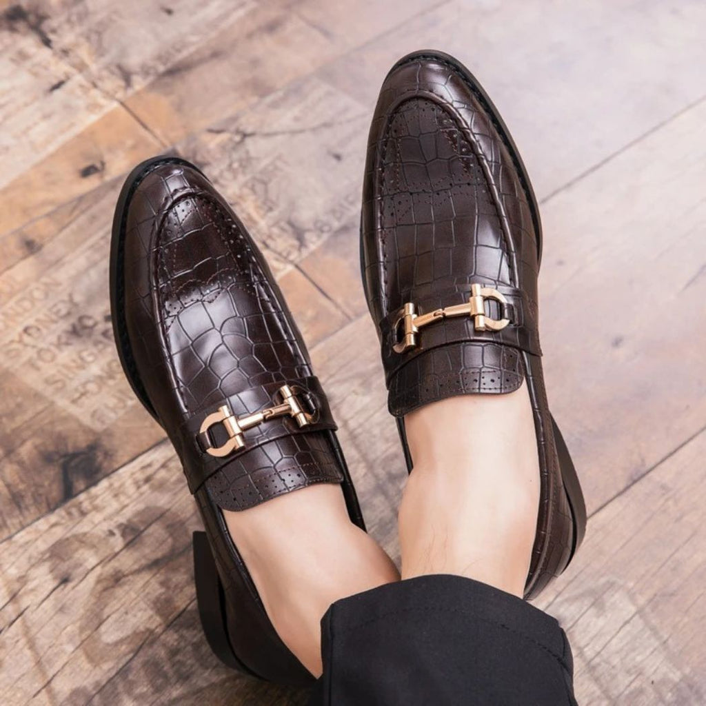 Mocassin en cuir végan effet croco et à boucle dorée