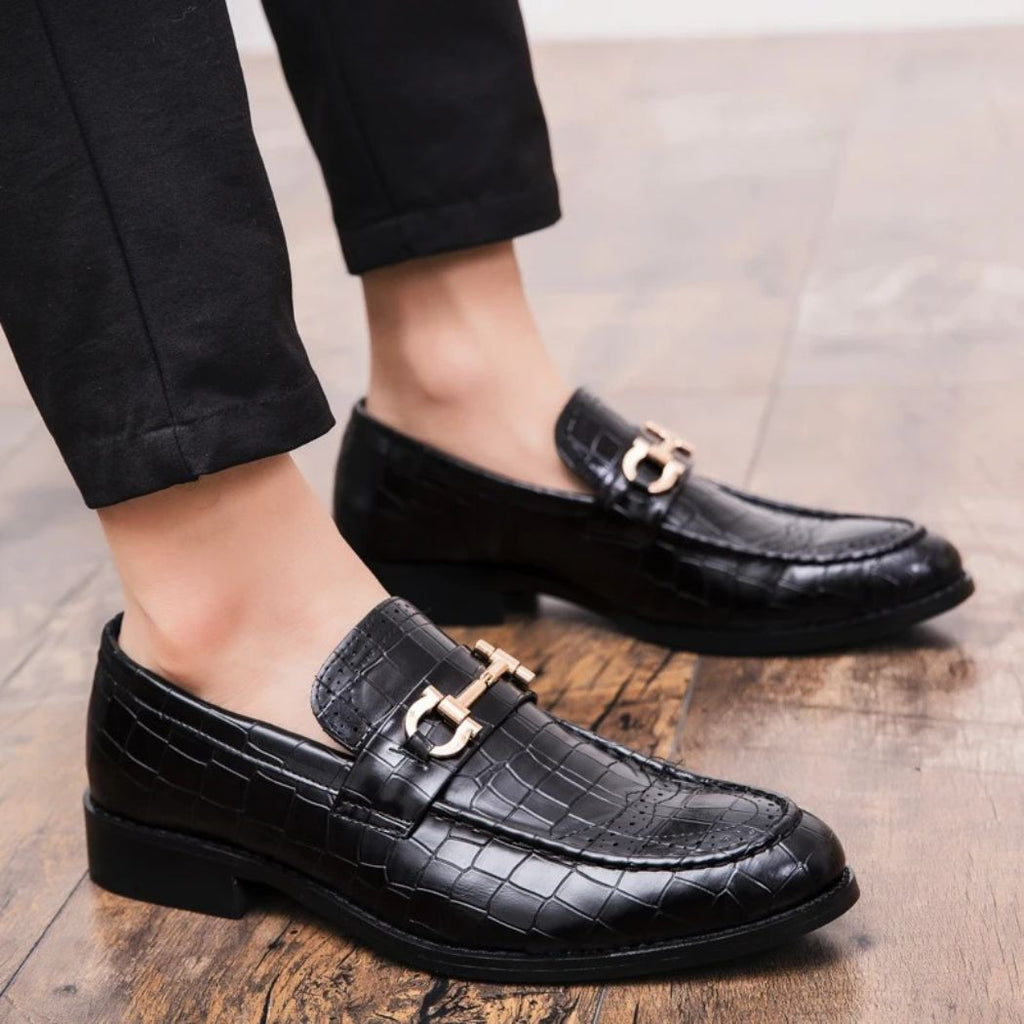 Mocassin en cuir végan effet croco et à boucle dorée