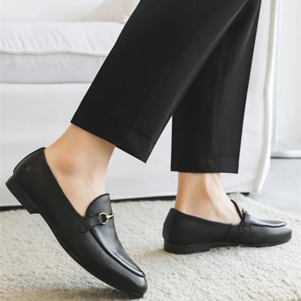 Mocassin noir à boucle dorée à enfiler et en cuir végan