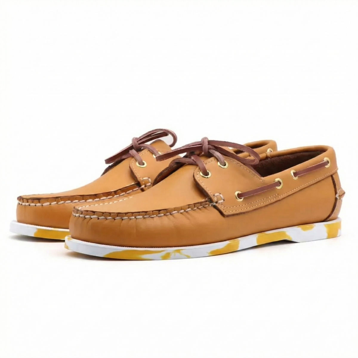 Paire de mocassins style bateau en cuir camel avec semelle colorée