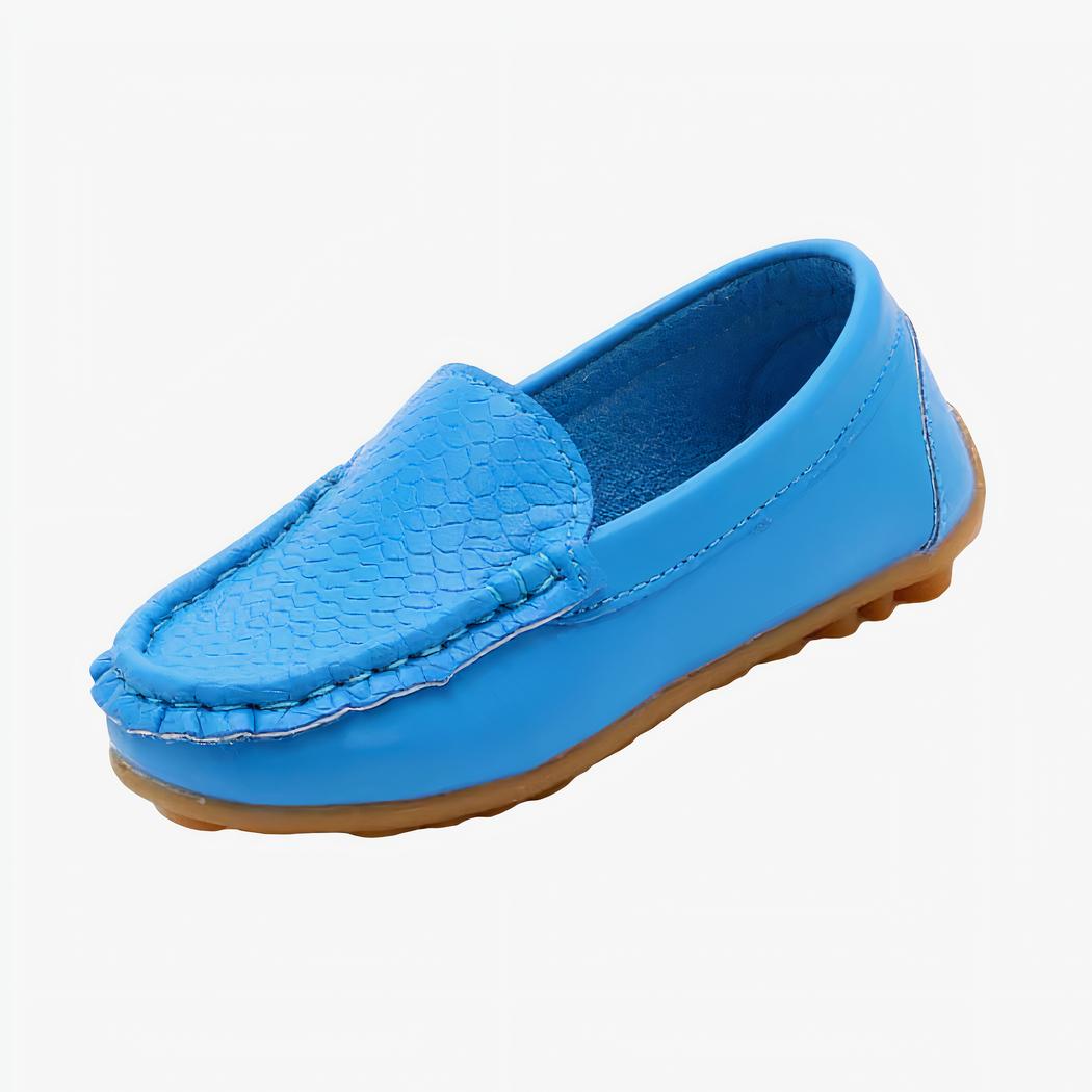 mocassin pour fille de couleur bleu en faux cuir poser sur un fond blanc