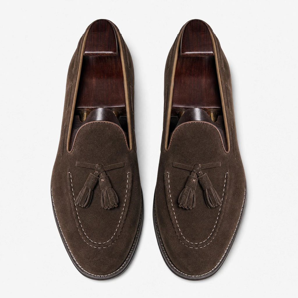 Mocassin à gland homme daim à pampilles marron - Fond neutre