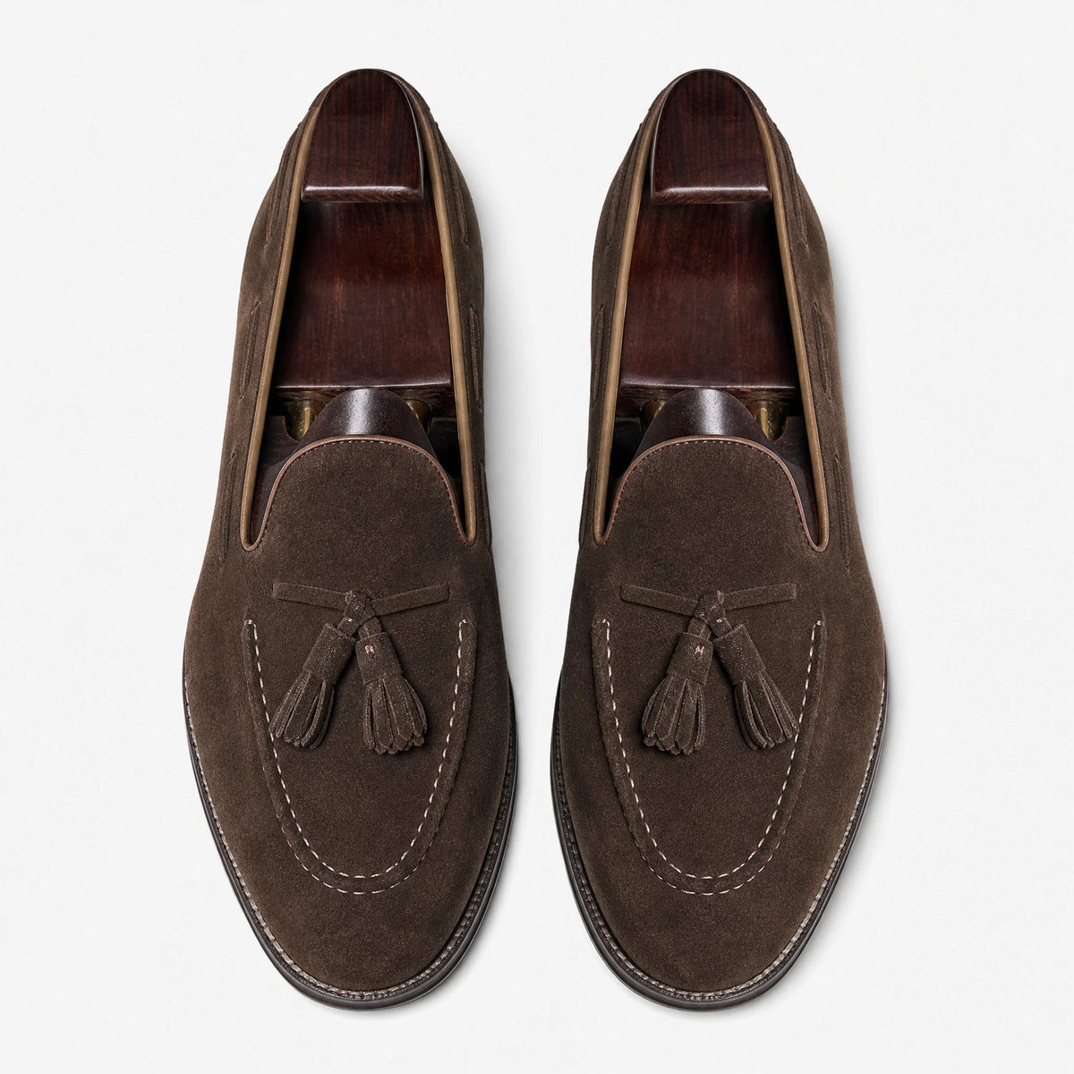 Mocassin à gland homme daim à pampilles marron - Fond neutre