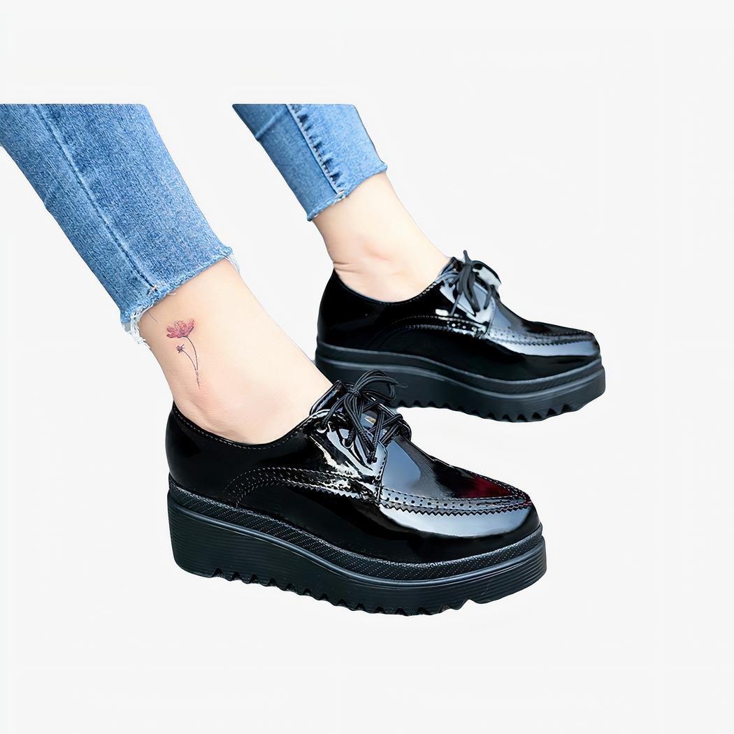 mocassin compensé pour femme noir vernis porter par une femme