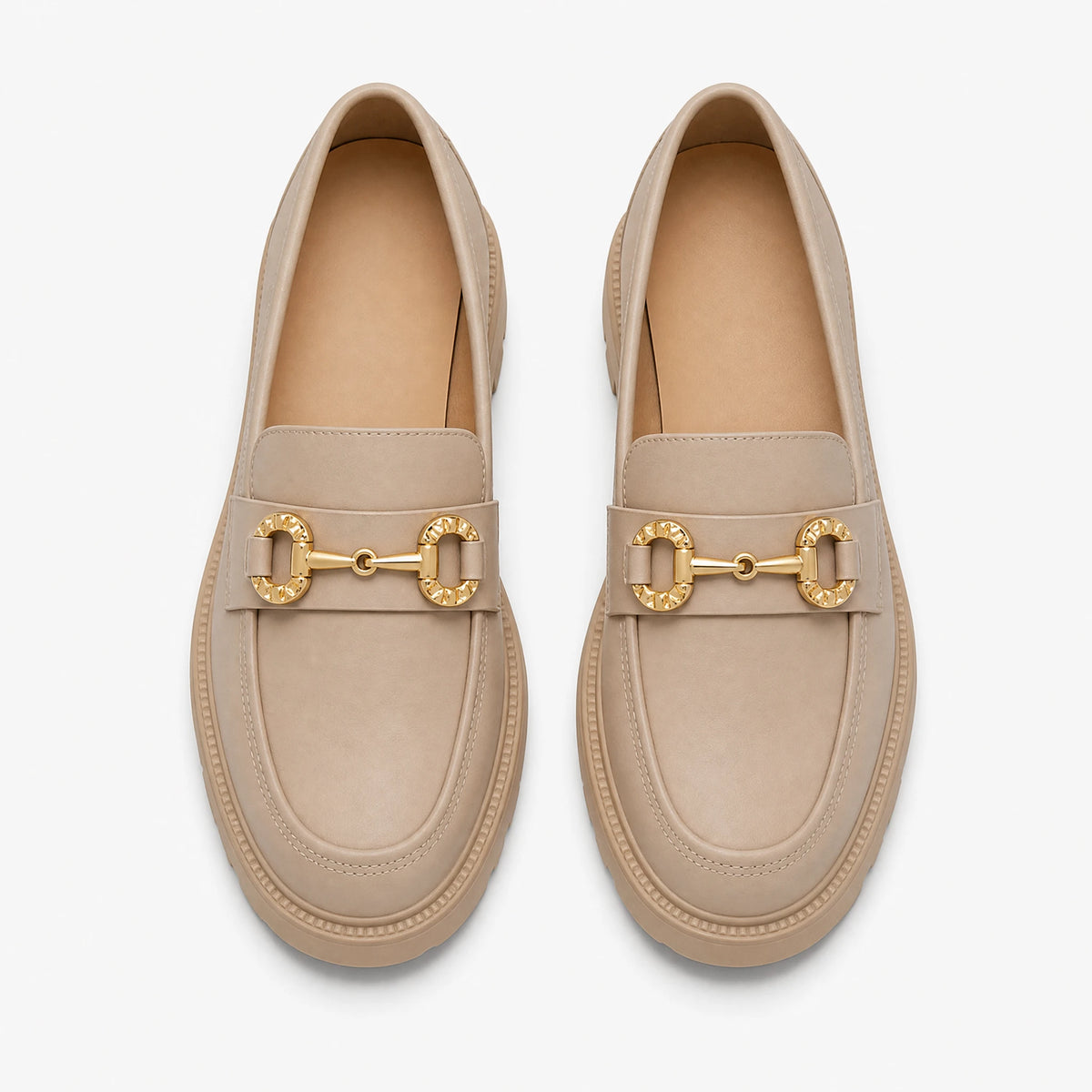 Mocassin à mors doré et semelle crantée pour femme - Fond neutre