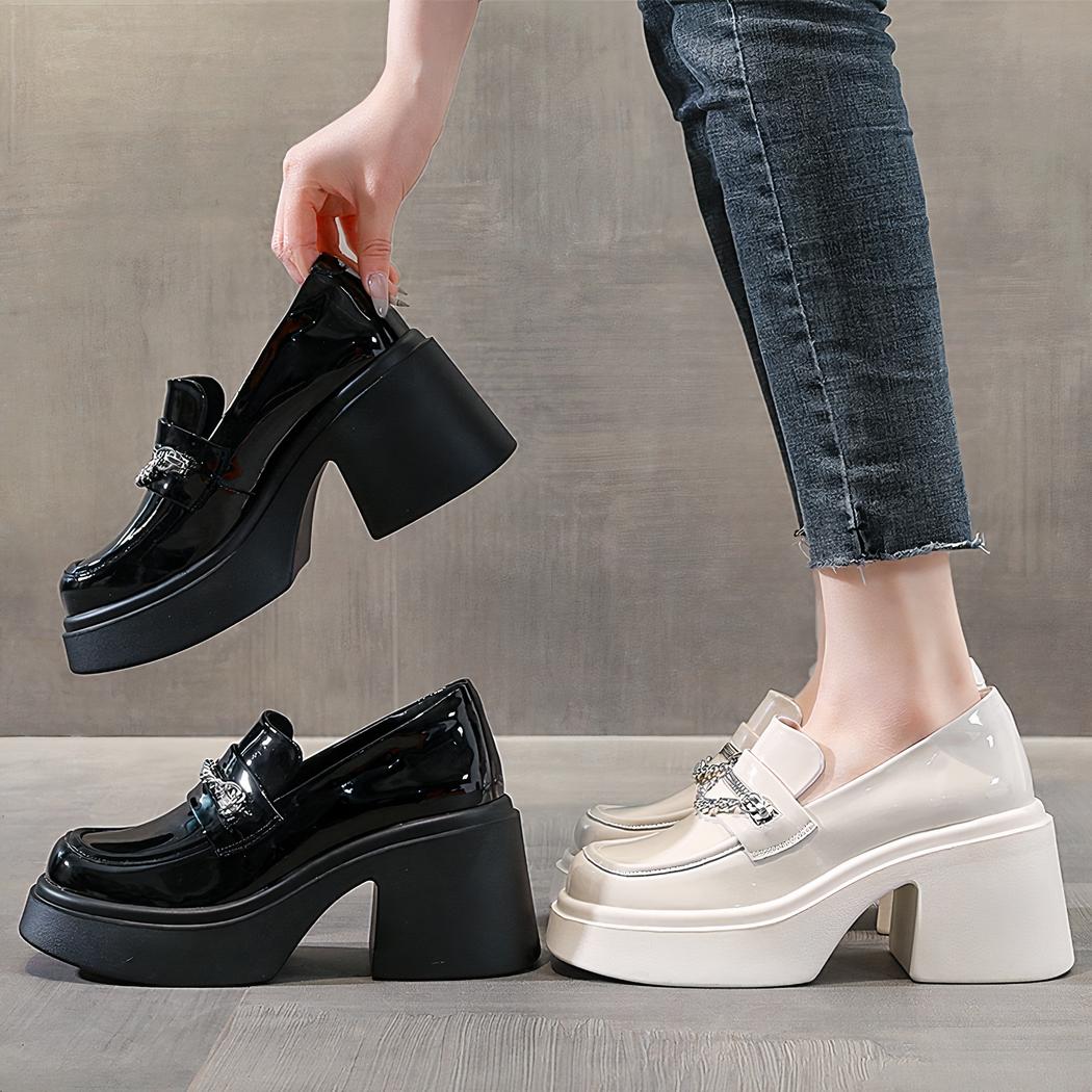 mocassin noir et blanc porter par une femme